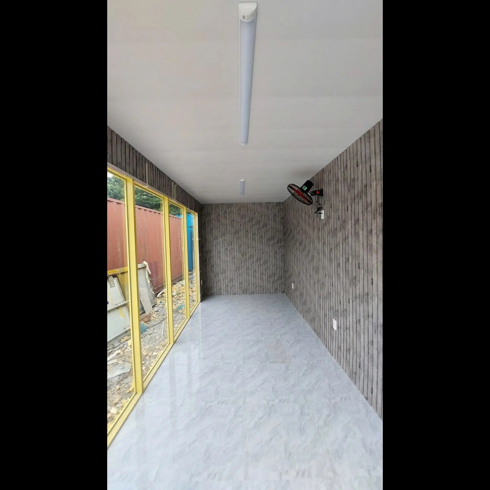 Container Nhà Ở 20 Feet Xanh Lá Viền Vàng Khung Kính Ốp Gỗ